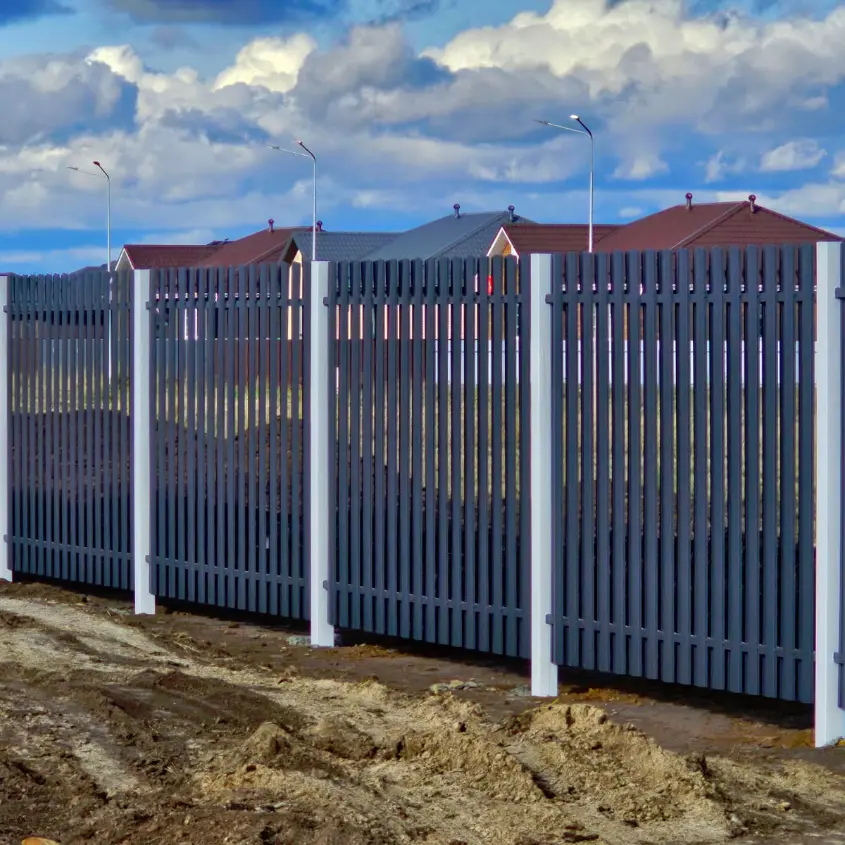 Фото 8 штакетник полукруглый 7024 двусторонний в коттеджном поселке