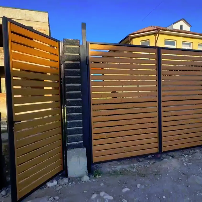 Фото 2 Металлопланкен Светлый Дуб 3D Принтек на заборе ранчо