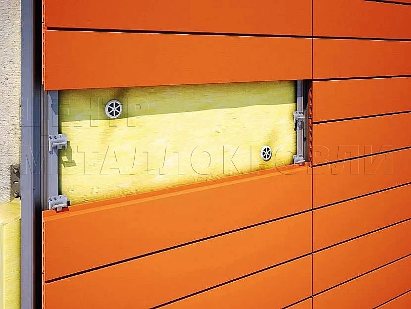 Монтаж линеарных панелей начинают с разметки под кронштейны